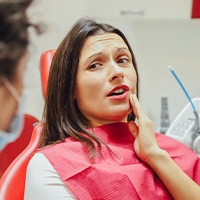 woman talking to dentist in pain